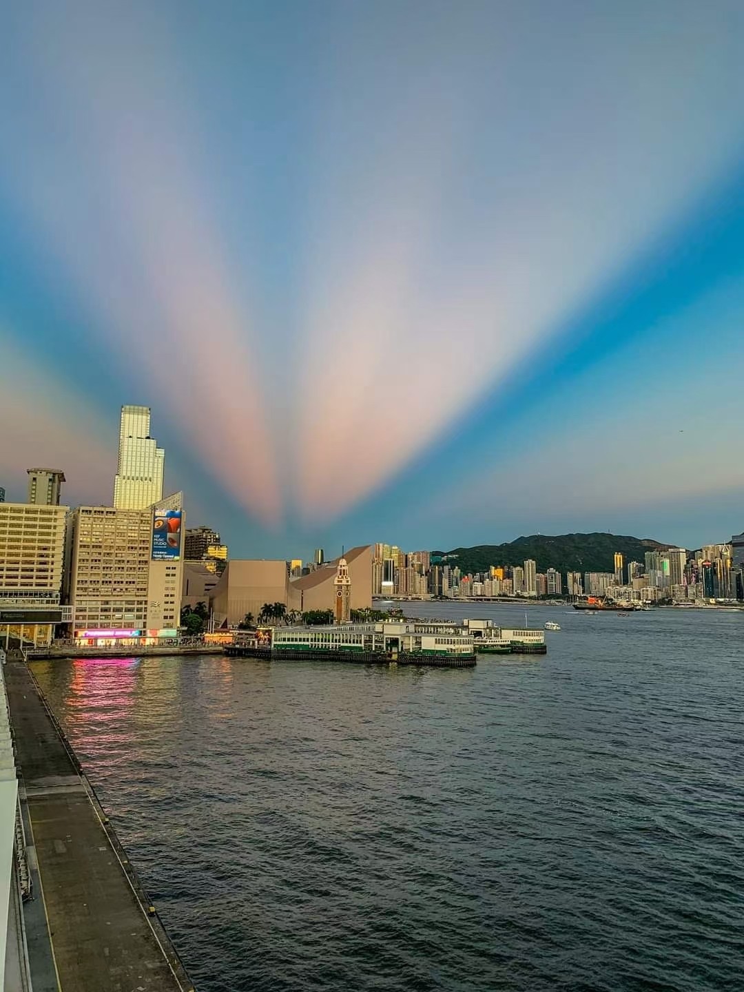 天空彩，与你同行，共绘香港的璀璨天际