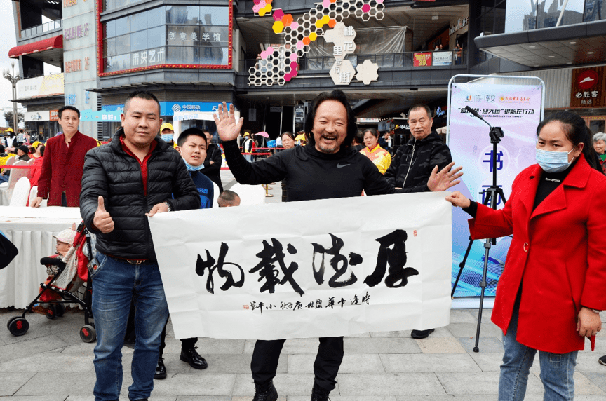 新澳门六叔的公开慈善行动，传递爱心与希望的火炬