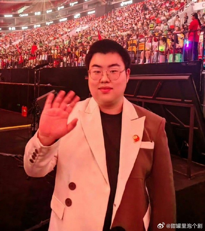 揭秘澳门六肖王小胖，传奇人物背后的故事与争议